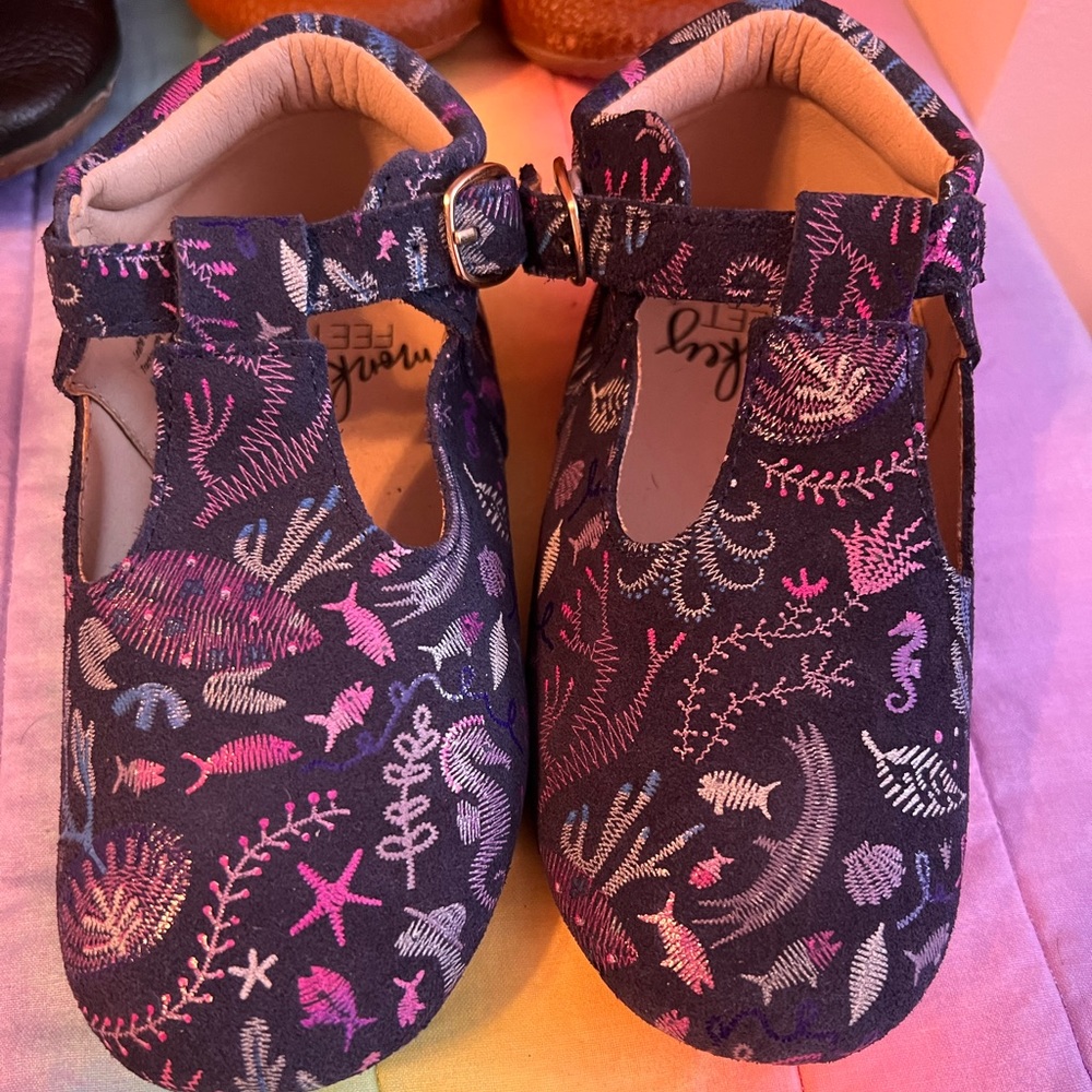 Monkey feet size 3-4 years these are great shoes for all year around!